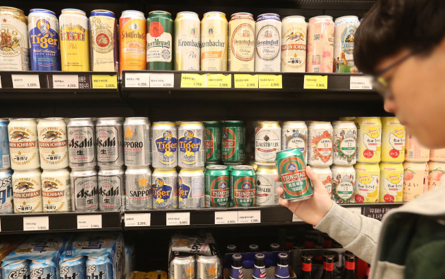 A shopper browses imported beer at a department store in Seoul. (Yonhap)