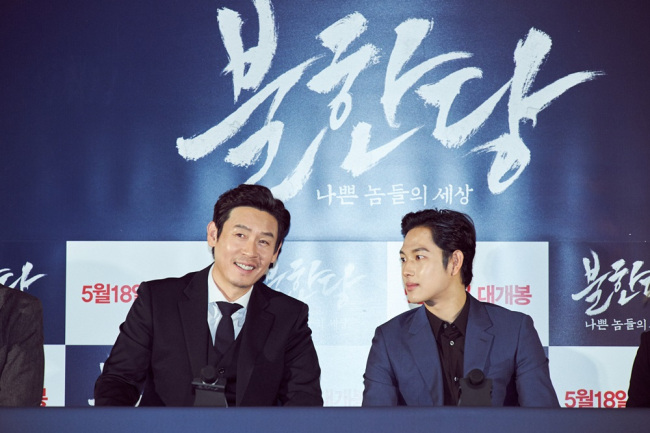 Seol Kyung-gu (left) and Im Si-wan attend the press preview of “The Merciless” at CGV Wangsimni in Seoul on Tuesday. (Hohoho Beach)