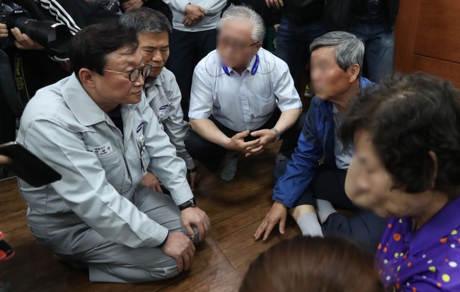 Park Dae-young, president and CEO of Samsung Heavy Industries, visits Paik Hospital funeral hall Tuesday night to offer his apologies to the families of those killed in the shipyard crane collision in Geoje, South Gyeongsang Province, Monday. (Yonhap)