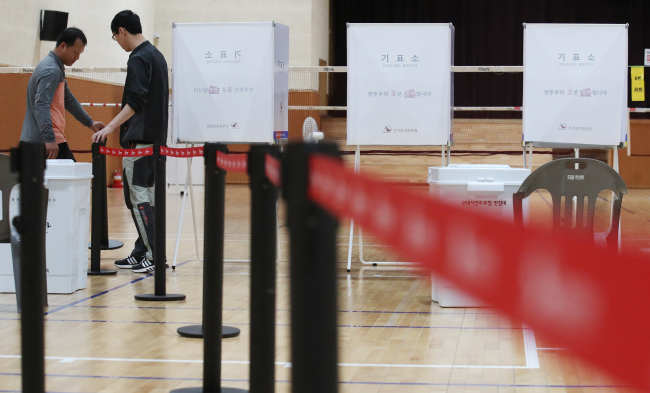 National Election Commission officals install advance polling facilities in a community center in Sejong on Wednesday. (Yonhap)