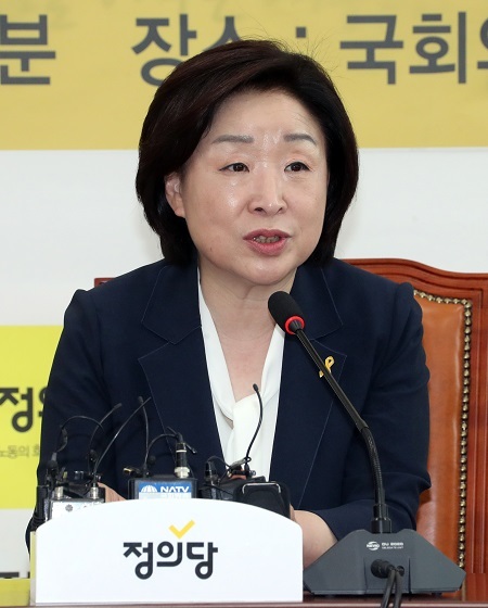 Sim Sang-jeung, presidential candidate of the Justice Party, speaks during a forum at the National Assembly in Seoul on May 4, 2017. (Yonhap)