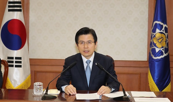 Acting President and Prime Minister Hwang Kyo-ahn speaks during a meeting of top government officials on pending state affairs at the central government complex in Seoul on May 4, 2017. (Yonhap)