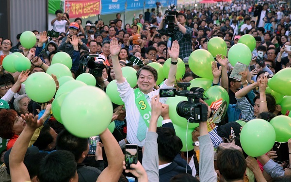 Ahn Cheol-soo, presidential candidate of the People's Party, raises his arms during a campaign rally in Namwon, North Jeolla Province, on May 3, 2017. (Yonhap)