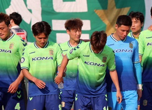 Jeonbuk Hyundai Motors players leave the pitch after losing 4-0 to Jeju United in their K League Classic match at Jeonju Stadium in Jeonju, North Jeolla Province, on May 4, 2017. (Yonhap)