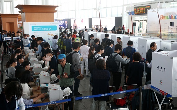 People wait in line at Seoul Station on May 4, 2017, for early voting for the May 9 presidential election.(Yonhap)