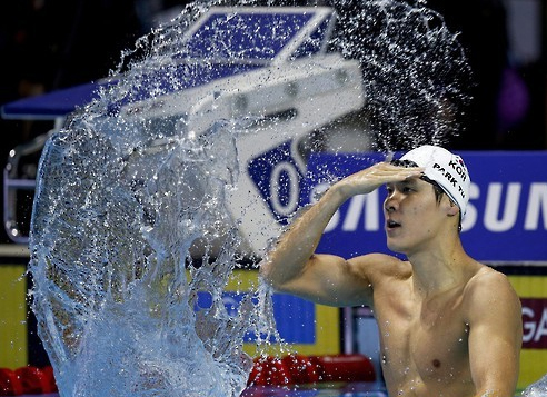 Park Tae-hwan of South Korea celebrates his victory in the men's 200-meter freestyle final at the FINA World Short Course Swimming Championships at the WFCU Centre in Windsor, Ontario, Canada, on Dec. 7, 2016. (EPA-Yonhap)