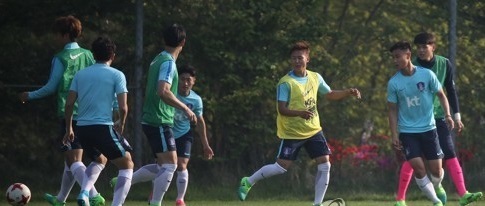 The players on the South Korean under-20 national football team train at the National Football Center in Paju, Gyeonggi Province, on May 1, 2017. (Yonhap)