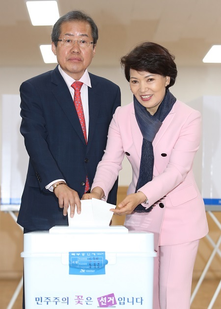 Hong Joon-pyo, the presidential candidate of the Liberty Korea Party, and his wife Lee Soon-sam cast their votes at a polling station in southern Seoul on May 9, 2017. (Yonhap)