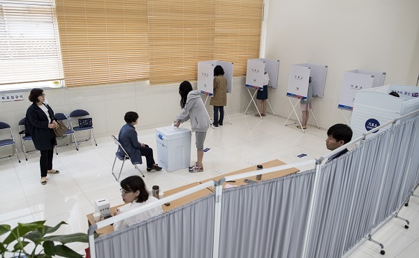 Voters cast ballots at a polling station in Gangnam district, southern Seoul, on May 9, 2017. (Yonhap)