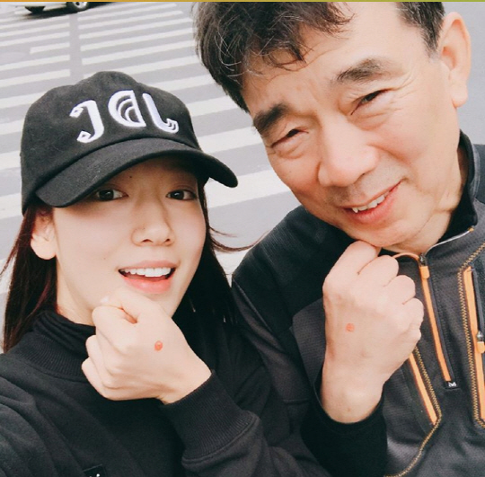 Park Shin-hye, left, and her father (Park Shin-hye`s Instagram)