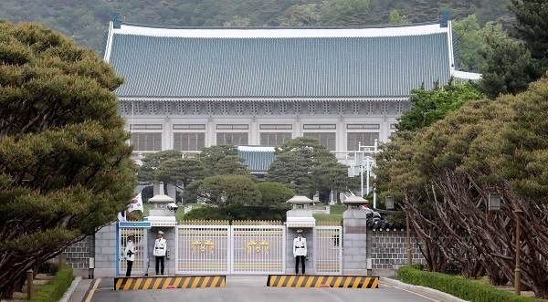 Police officers stand guard at the main gate of the presidential office Cheong Wa Dae in Seoul on May 9, 2017, the day to pick the new occupant of the office to succeed ousted President Park Geun-hye. (Yonhap)