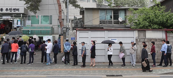 Voters form a long queue at a polling station in Seongbuk, northern Seoul, to cast their ballots for South Korea's presidential election on May 9, 2017. (Yonhap)