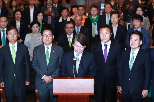 Ahn Cheol-soo (center) and People's Party members (Yonhap)