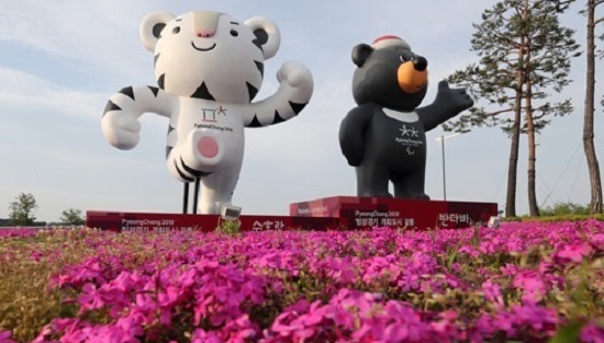 Soohorang (left) and Bandabi, the official mascots of the 2018 PyeongChang Winter Olympics and Winter Paralympics, stand before Gangneung City Hall in Gangneung, Gangwon Province, on April 25, 2017. Gangneung will host ice events during the Olympic Games. (Yonhap)