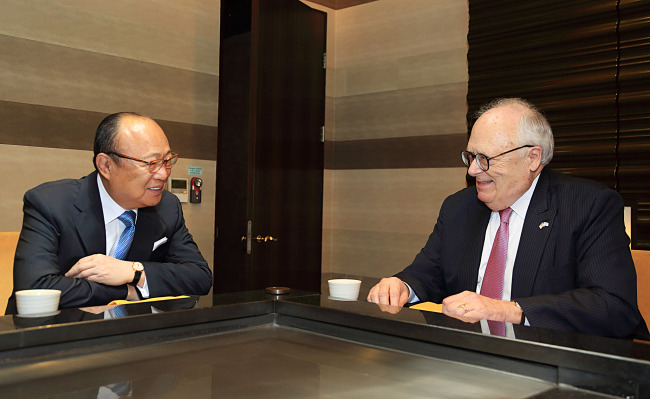 Hanwha Group Chairman Kim Seung-youn (left) and Edwin J. Feulner Jr., chairman of the Heritage Foundation in the US, discuss Korea-US bilateral relations at Plaza Hotel in Seoul on Tuesday. (Hanwha Group)