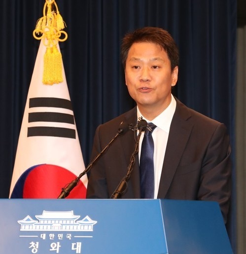 Presidential Chief of Staff Im Jong-seok holds a briefing at Cheong Wa Dae in Seoul on May 11, 2017. (Yonhap)