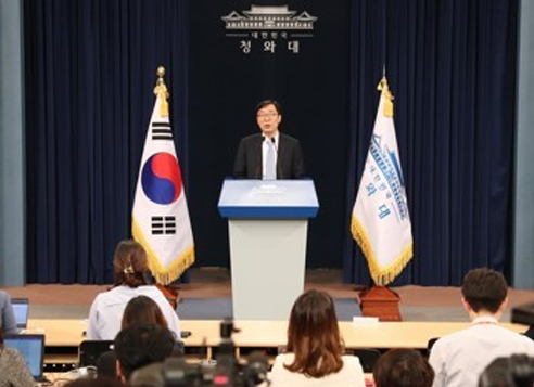 Yoon Young-chan, the chief presidential secretary for public relations, holds a press briefing at the presidential office Cheong Wa Dae on May 12, 2017. (Yonhap)