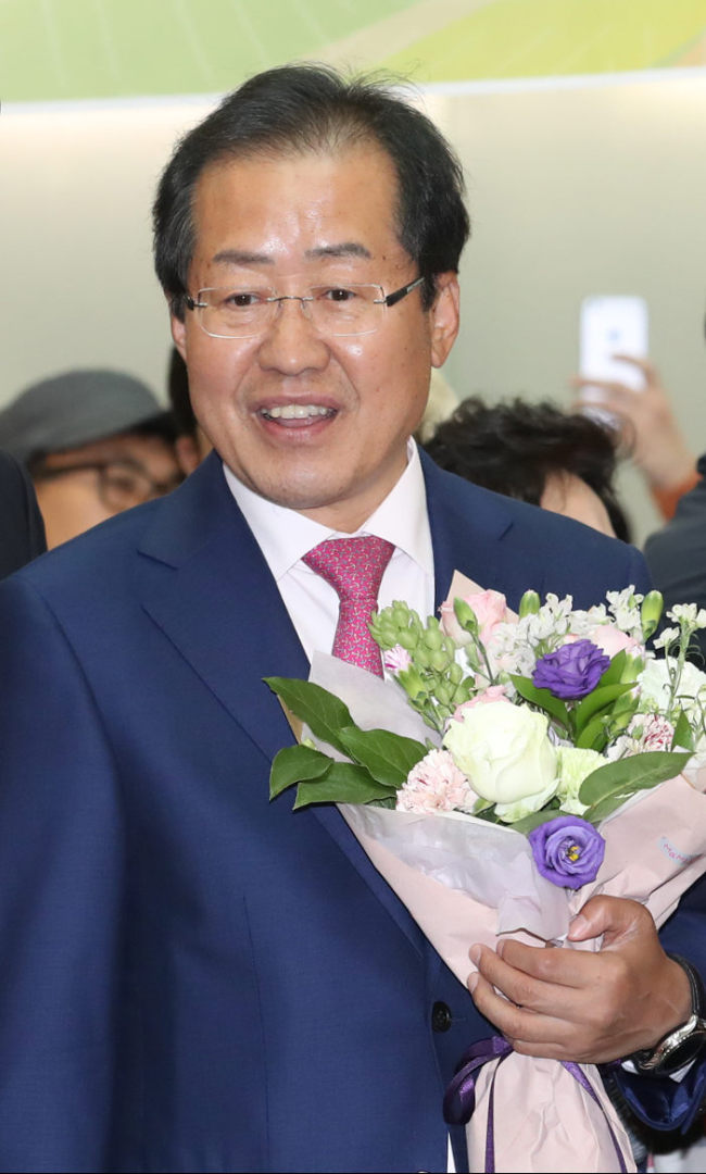 Hong Joon-pyo, the former presidential candidate of the conservative Liberty Korea Party, departs Friday for a monthlong leave to visit his son in the US. Hong finished second in Tuesday’s presidential election, winning 24 percent of the votes. (Yonhap)