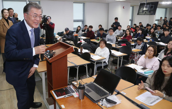 Then-presidential candidate Moon Jae-in talks about his policy to increase public sector employment at a cram school in Noryangjin, Seoul, in February. (Yonhap)