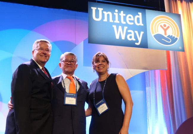 SK Networks Chairman Choi Shin-won (center) takes a picture with United Way Worldwide President Brian Gallagher (left) and UWW’s Guatemala representative, at a ceremony in Orlando, Florida. (SK Networks)