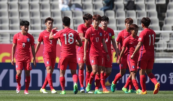 South Korean under-20 national football team players react after conceding a goal to Senegal during their friendly match at Goyang Stadium in Goyang, Gyeonggi Province, on May 14, 2017. (Yonhap)