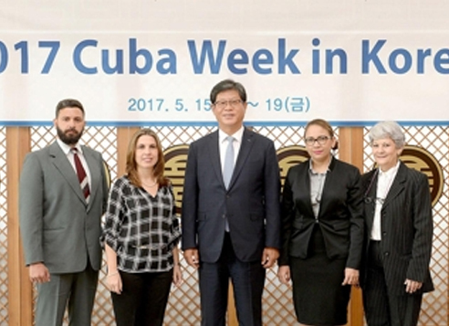 In this photo taken on May 15, 2017, KOTRA President and CEO Kim Jae-hong (center) stands with officials and business leaders from Cuba during the 2017 Cuba Week in Korea held in Seoul. (Yonhap)