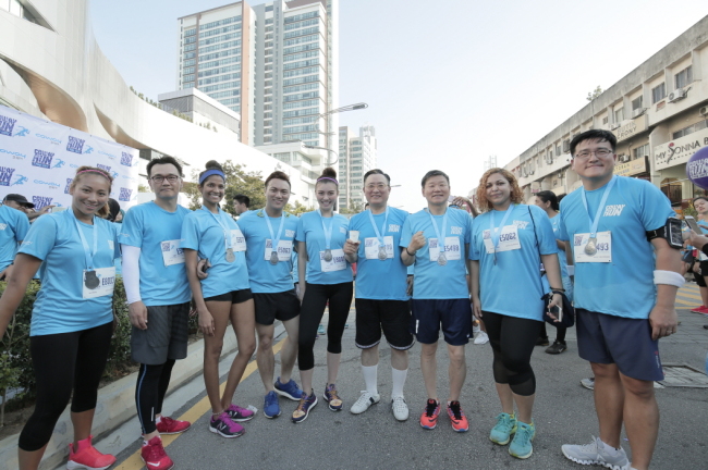 Coway CEO Lee Hae-sun (fourth from right) poses with runners after the Coway Run 2017 in Damansara, Malaysia on May 7. (Coway)