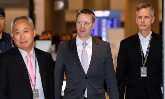 National Security Council director for East Asia Matt Pottinger (center) (Yonhap)