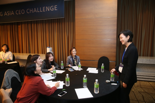 A P&G staff member chats with participants of the P&G CEO Challenge program in Novermber 2016. (P&G)