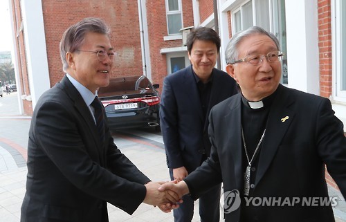 President Moon Jae-in(left) met with Archbishop Hyginus Kim Hee-joong in March. (Yonhap)
