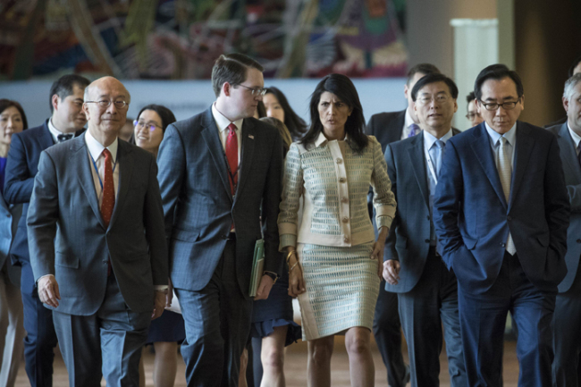 Nikki Haley (center), US ambassador to the United Nations, arrives for a press briefing before a meeting of the United Nations Security Council concerning North Korea (AFP-Yonhap)