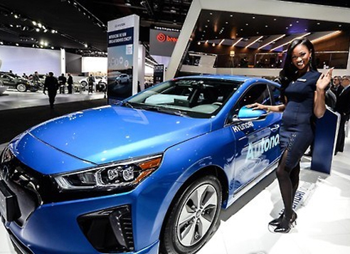 A model poses with Hyundai Motor's Ioniq autonomous electric vehicle at the Detroit motor show on Jan. 9, 2017, in this photo provided by the carmaker. Hyundai unveiled its Ionic EVs and hybrids in the North American auto market in February. (Yonhap)