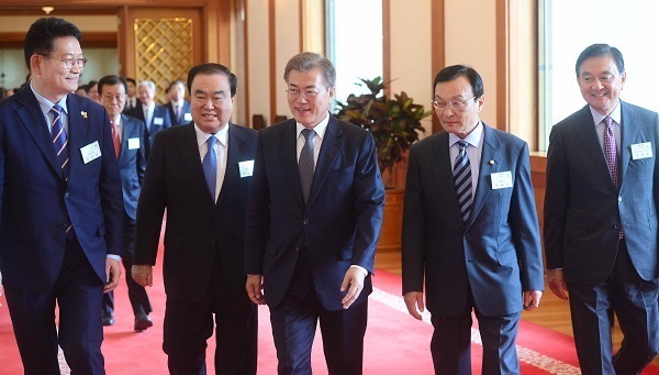 President Moon Jae-in heads for a lunch meeting with his special envoys at Cheong Wa Dae in Seoul, Tuesday. From left are Song Young-gil, special envoy to Russia; Moon Hee-sang, envoy to Japan; President Moon; Lee Hae-chan, envoy to China; and Hong Seok-hyun, envoy to the US. (Yonhap)