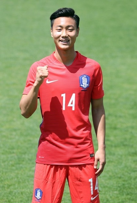 South Korean midfielder Paik Seung-ho poses for photos during the men's under-20 national football team media day prior to the FIFA U-20 World Cup at the National Football Center in Paju, Gyeonggi Province, on May 15, 2017. (Yonhap)