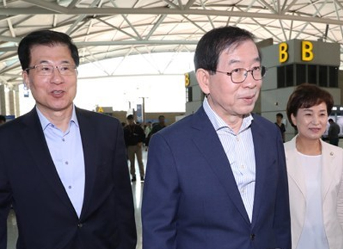 Park Won-soon (center), presidential envoy to the Association of Southeast Asian Nations (ASEAN), enters Incheon International Airport to leave for a trip to three ASEAN countries on May 21, 2017. (Yonhap)