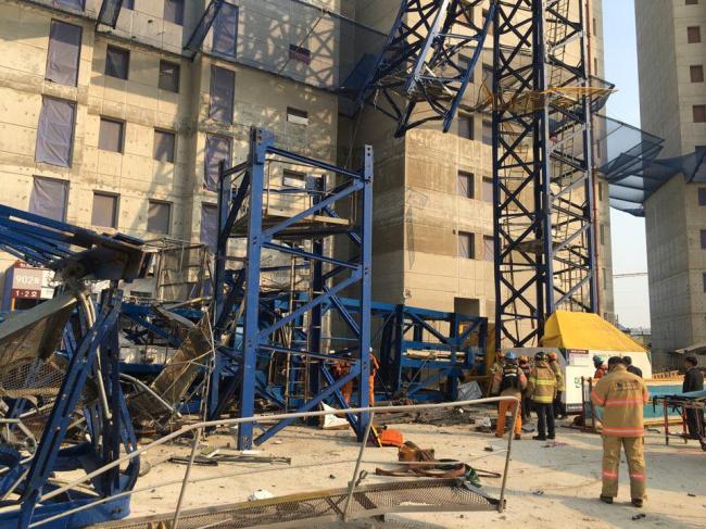 A crane tower breaks at the Dasan New City apartment complex construction site in Namyangju, Gyeonggi Province, killing three and wounding two on Monday. (Yonhap)