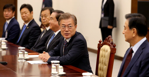 President Moon Jae-in (second from right) attends a meeting with his envoys to the US, Japan and China at the presidential office in Seoul on Wednesday. Yonhap