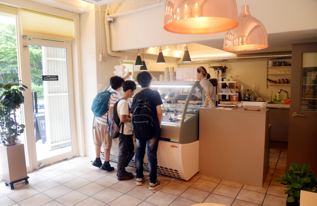 Zenzero -- a gelateria that specializes in artisanal, small batch gelato and sorbet -- opened this March in Seoul‘s Samseong-dong (Photo credit: Park Hyun-koo/The Korea Herald)