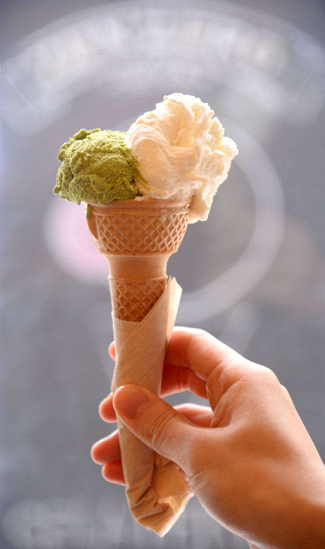 Zenzero’s riso gelato (right) is made with a Korean variety of rice and spiced with cinnamon. The matcha gelato (left) is made with pulverized green tea sourced from Jeju Island (Photo credit: Park Hyun-koo/The Korea Herald)