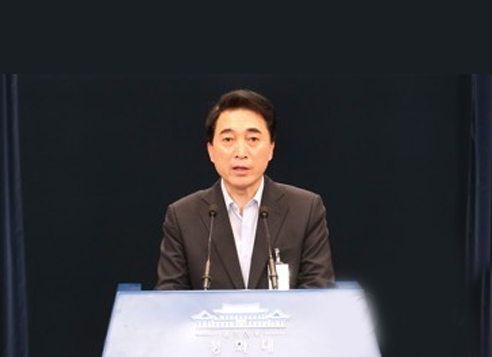 Park Soo-hyun, presidential spokesman, speaks during a press conference at the presidential office Cheong Wa Dae on May 26, 2017. (Yonhap)