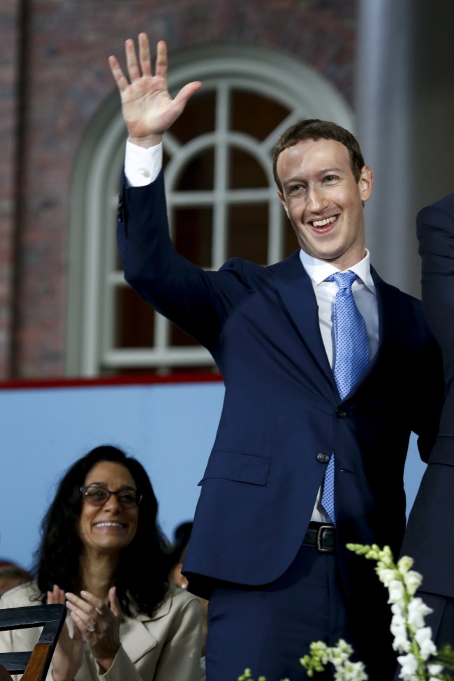 Facebook founder, chairman, and CEO Mark Zuckerberg (right) waves as he makes a commencement address at Harvard University in Cambridge, Massachusetts on Thursday. (EPA-Yonhap)