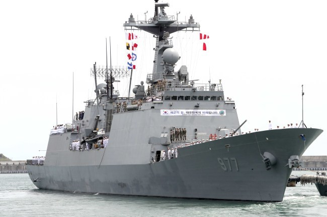 The Navy`s 4,400-ton destroyer Daejoyoung carrying the 24th batch of the 300-strong Cheonghae Unit departs its Fleet Command in Busan on May 2 for the Gulf of Aden off the coast of Somalia for its mission. (Yonhap)