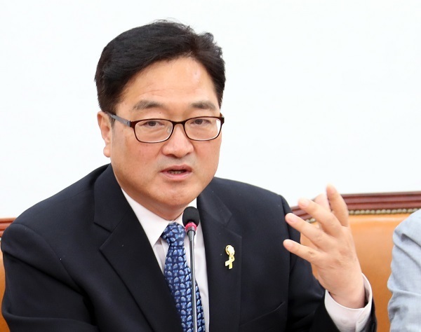 Rep. Woo Won-shik, floor leader of the ruling Democratic Party, speaks in a press conference at the National Assembly on May 28, 2017, in which he and other ruling party leaders asked the opposition parties to endorse the president`s nominee for new prime minister, Lee Nak-yon. (Yonhap)