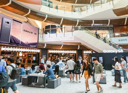 Visitors take a look at Galaxy S8 smartphones at one of Samsung Electronics Co.'s experience zones in Seoul in this photo released by the company on May 29, 2017. (Yonhap)