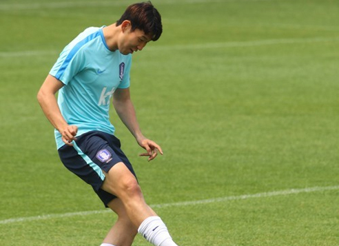 South Korean forward Son Heung-min kicks the ball during the national football team's training at the National Football Center in Paju, north of Seoul, on May 29, 2017. (Yonhap)