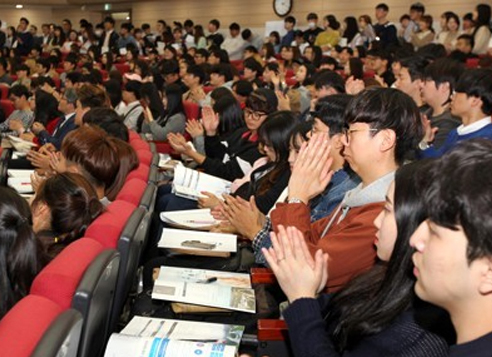 Students attend a job fair at a university in Jinju, some 430 kilometers south of Seoul, in this file photo taken April 4, 2017. (Yonhap)