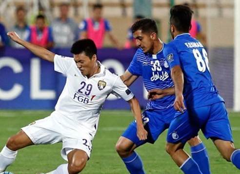 In this EPA photo taken on May 22, 2017, Lee Myung-joo of Al Ain (left) battles Majid Hosseini of Esteghlal (center) during their round of 16 match at the Asian Football Confederation Champions League at Azadi Stadium in Tehran. (Yonhap)