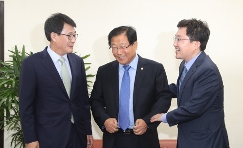 Reps. Kim Kwang-soo (left), Yoo Hu-duk (center) and Kim Yong-tae, the representatives of the People's Party, Democratic Party and Bareun Party, respectively, meet to discuss the parliamentary cofirmation of Prime Minister-nominee Lee Nak-yon at the National Assembly on May 30, 2017. (Yonhap)