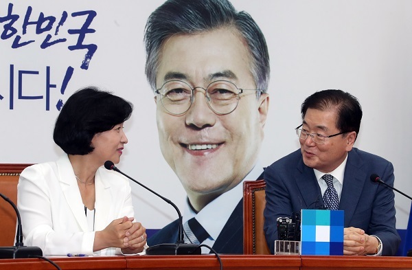 Choo Mi-ae (left), the chairwoman of the ruling Democratic Party, speaks with Chung Eui-yong, the chief of the National Security Office during his courtesy call to Choo at the National Assembly in Seoul on May 30, 2017. (Yonhap)