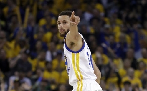 Stephen Curry of the Golden State Warriors reacts after scoring against the San Antonio Spurs during the first half of Game 2 of the National Basketball Association's Western Conference finals at Oracle Arena in Oakland, California, on May 16, 2017. (AP-Yonhap)